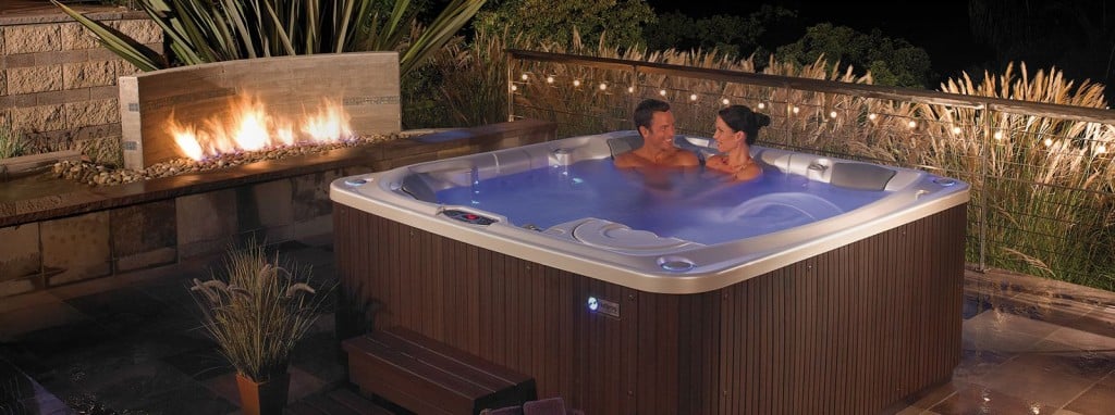 Night-evening-dark-hot-tub-winter-tips